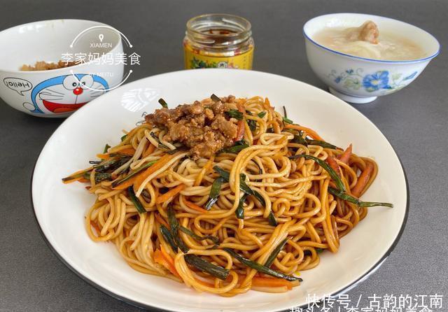 营养|1个人吃饭,我从不点外卖,荤素搭配营养足,网友:认真吃饭真好