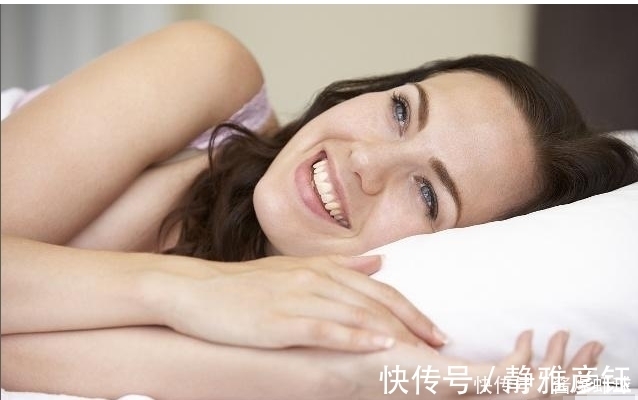 枕头|夫妻晚上睡前,这3件事尽量少做,为了自己的健康尽量要克制自己