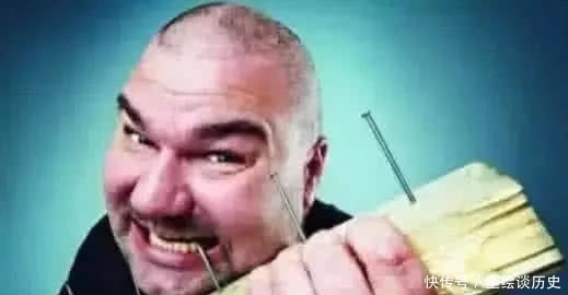 吉尼斯之最:1000名男子挑战5分钟破纪录,用脚射箭见过吗?