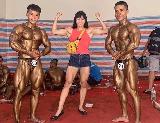 动作|女生别只顾着马甲线,多练肩背,身形更好看,3个动作教给你