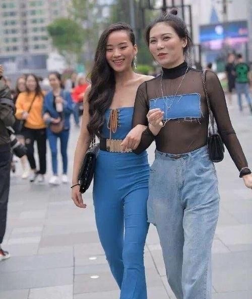 雪纺 蓝色露肩上衣搭配同色系打底裤,搭配合适风格,有意想不到的效果