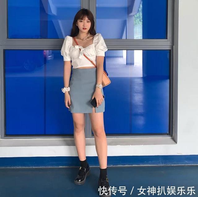 最近流行一种穿法“泡泡袖上衣+半身裙”,甜美减龄,明星都爱