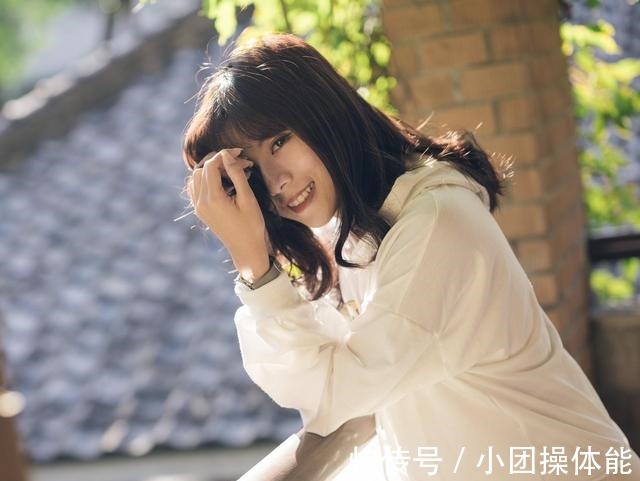 身穿白色 小姐姐身穿白色的帽衫卫衣,搭配牛仔半身裙,俏皮又时尚!