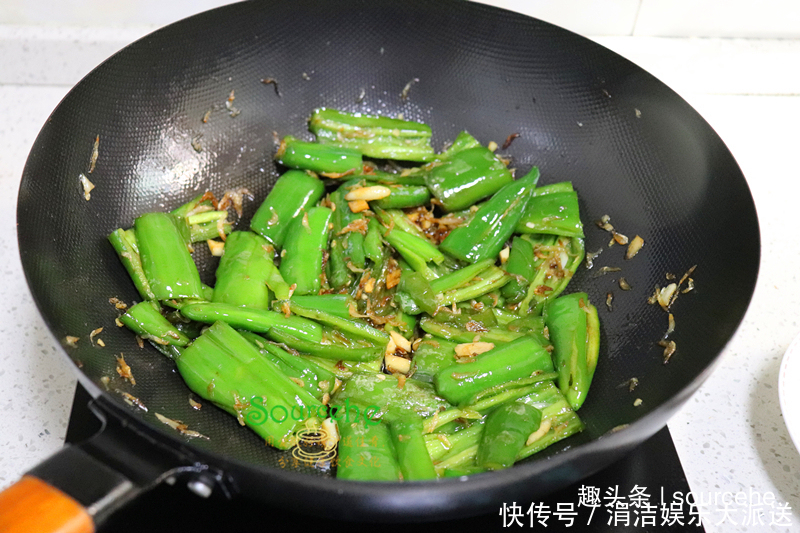 鲜香|问了大厨才知道,虎皮尖椒多加一味料,外脆内软,鲜香麻辣