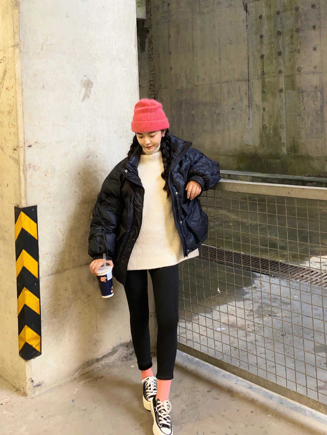 打底裤|过冬的必备羽绒服,黑色羽绒服的n种搭配,气质减龄又显瘦