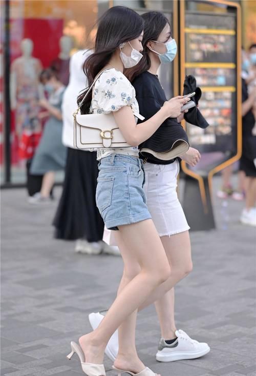 搭配|为什么美女穿着细跟凉鞋，鞋跟都不高，是她们变懒了吗？