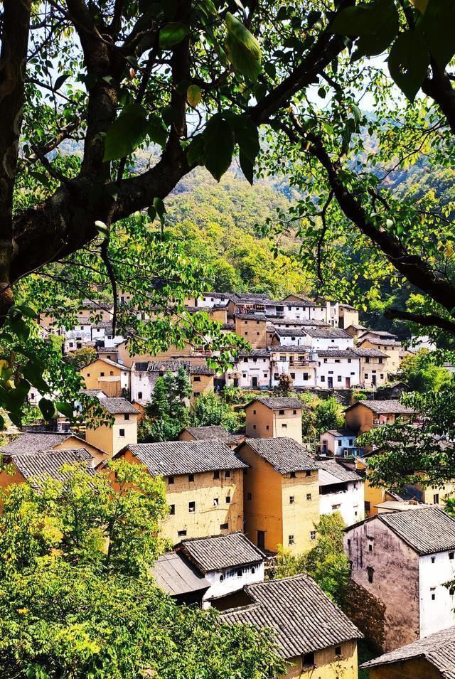 隐藏在皖南深山中的阳产村，宁静古朴，土楼建筑群形成独特的画卷