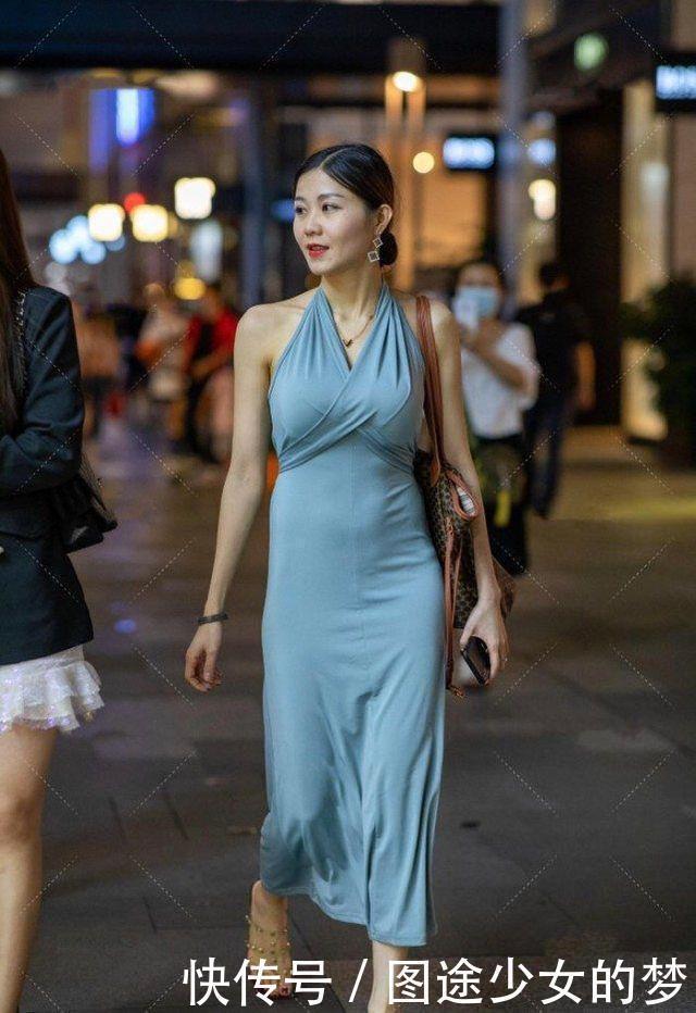 气质|无肩无袖连衣裙搭配透明平底鞋,清爽时尚,气质满满
