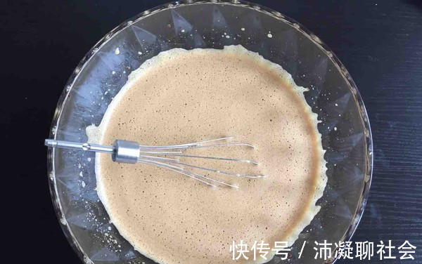 家里有面粉和大枣,就能做枣糕,比蛋糕简单香甜,新手一做就成功