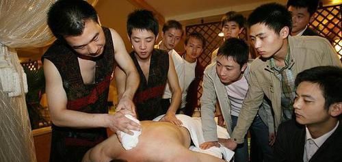 忍不住|不論男女，洗澡時，4件事最好克制，忍不住的人，身體遲早會受傷