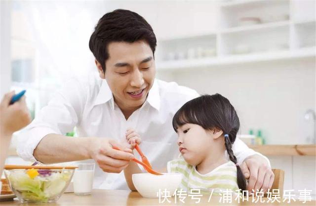 孩子|自主进食促进人格形成,遵循“三不两要”,让孩子享受自己吃饭