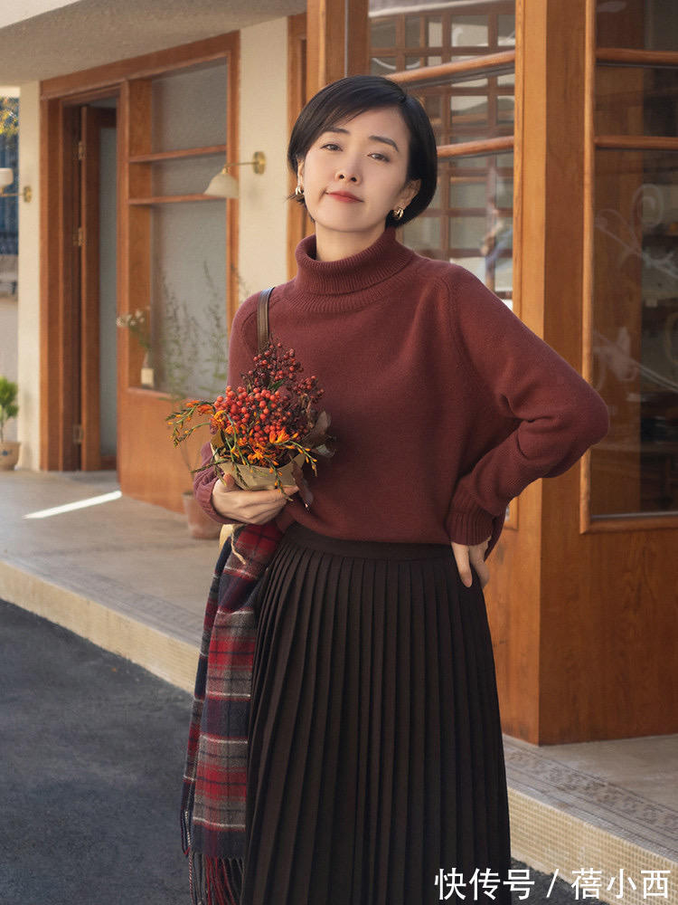 女人 “毛衣+半身裙”,“毛衣+九分裤”,才是冬季优雅女人的最优穿搭