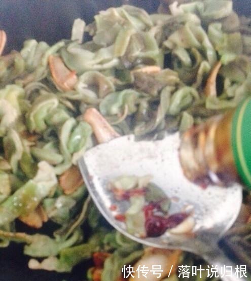 莴笋片|失眠多吃这个菜,健脑安神,一觉睡到天亮,黑眼圈也消失啦
