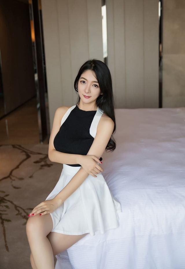 街拍清纯少女般的小姐姐,凹凸完美曲线,满满的可爱气息