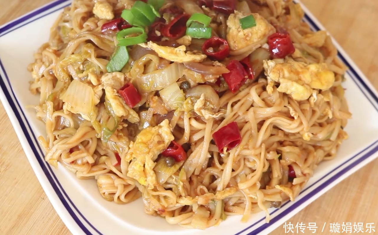 半颗白菜1把面条,简单一做,香辣美味,面条吸收汤汁,超好吃
