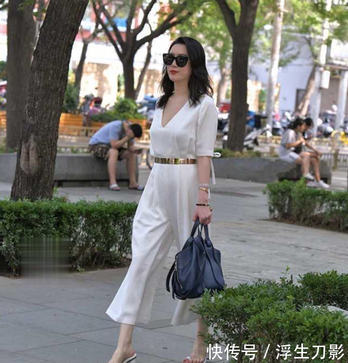 金腰带|美女腰间绑着一条金色腰带,在街上格外亮眼