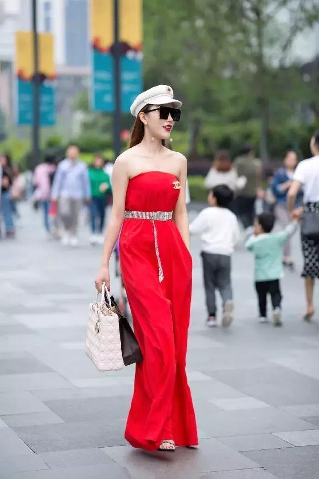 背带裤|街拍小姐姐黑色休闲鞋搭配背带裤,装扮出不同凡响的感觉