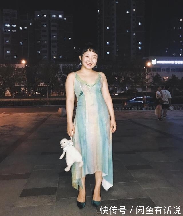 穿搭|辣目洋子胖得很自信,124斤仍钟爱穿吊带裙,实力诠释“微胖美”