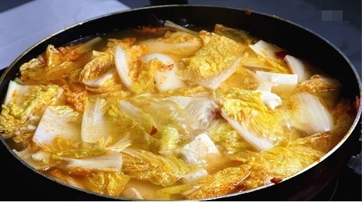 做白菜炖豆腐,很多人把放入豆腐白菜的顺序弄错了,难吃也不奇怪