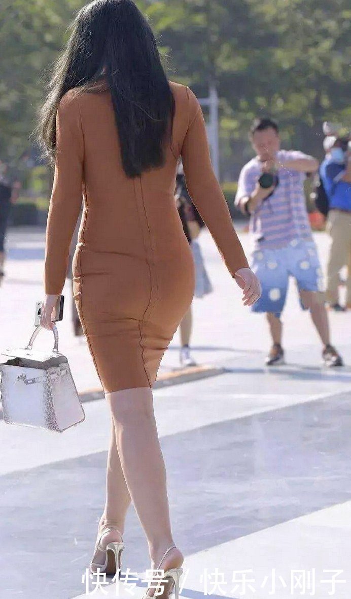 撩人|棕色连体裙搭配高跟鞋,尽显女性魅力,撩人心扉!