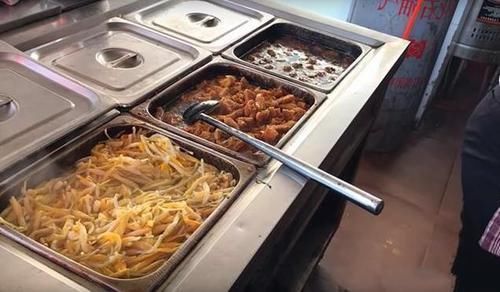 大妈卖“独特”小吃,一碗15元,不讲价,吃了后悔,不吃更后悔