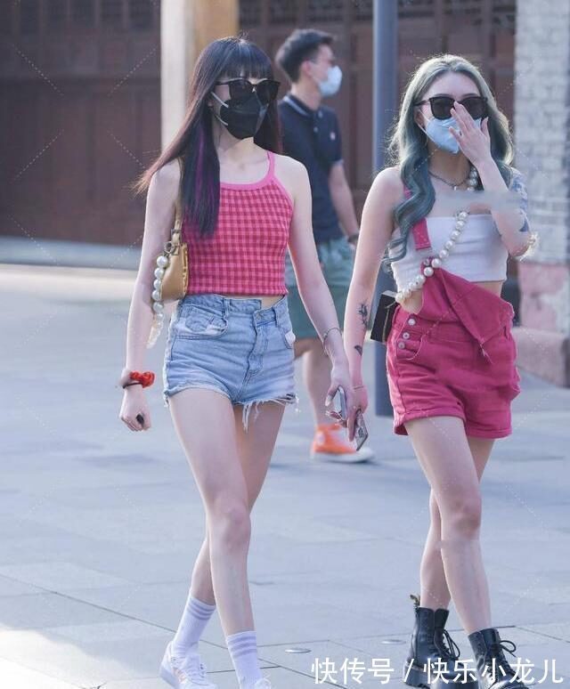 牛仔短裤 方格上衣与牛仔短裤搭配,轻松营造青春洋溢的时尚造型