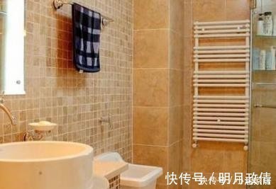 装修|卫生间的地面别只会贴瓷砖，头次见闺蜜家这样设计，防滑又高档！