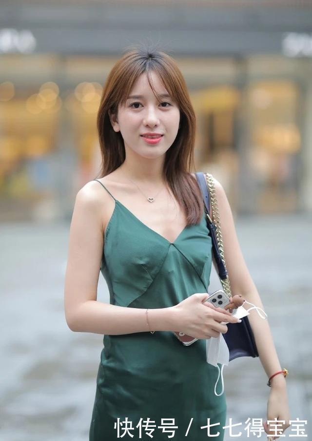 穿搭|时尚:褶皱连衣裙显瘦,尤其是黑色款式,还能彰显出优雅之美