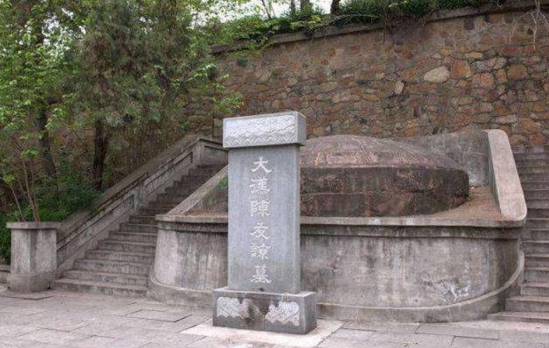 长江大桥|隐藏于长江大桥下的皇帝墓，墓主曾拥兵60万，今墓边却杂草丛生