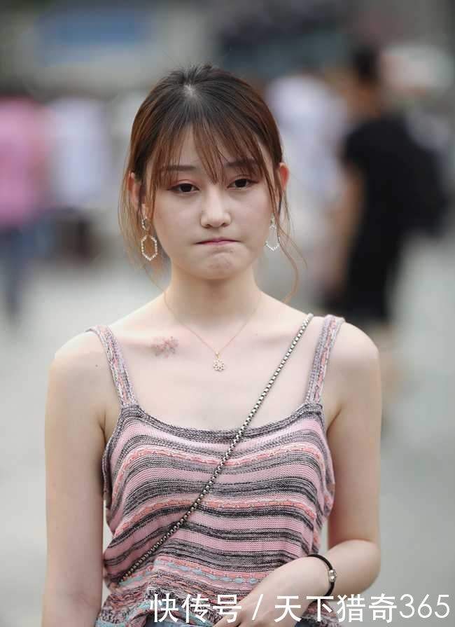 姑娘别嘟着嘴，笑起来多好看啊！