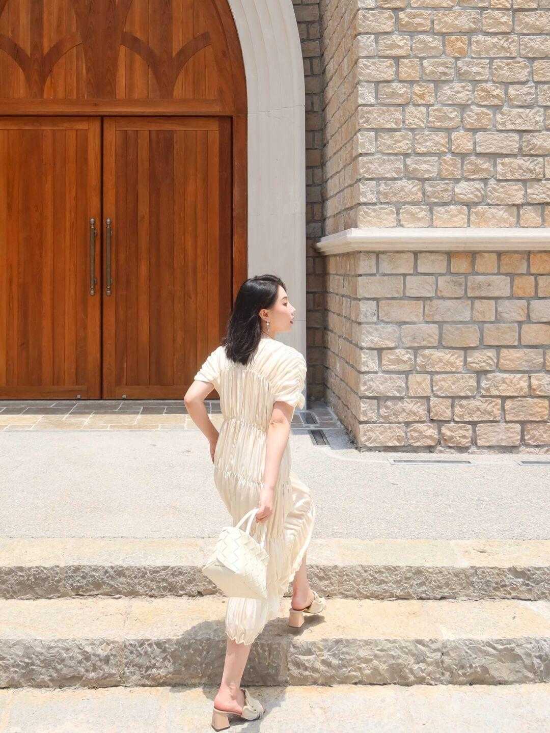 海滩|夏季,去海滩怎么穿才时髦?穿一字肩+牛仔裤高级优雅,清爽大气