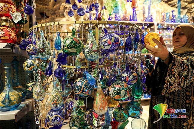  早已软化的前端掉落|巴勒斯坦工匠手工吹制玻璃 满墙玻璃琳琅满目宛如糖果