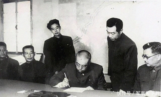 志愿军|朝鲜战场上，一位土耳其战俘，为何亲吻志愿军师长的手？