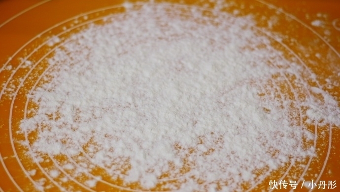 做这款面包,不需要揉面,无糖少油,外酥内软,当早餐营养味道好