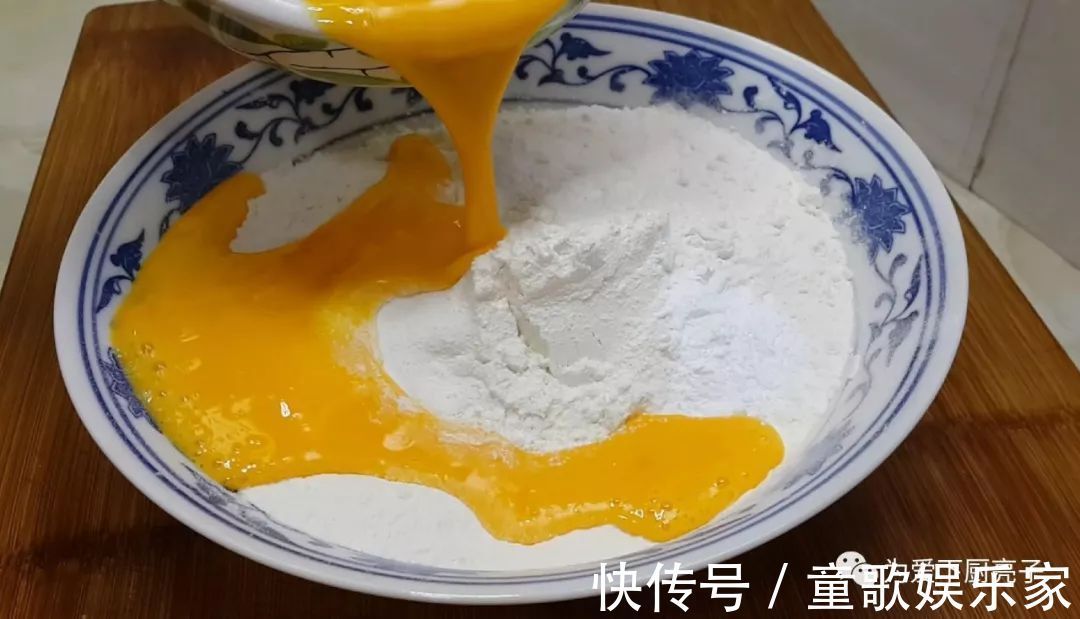 5个鸡蛋，1斤面粉，锅里一炒，做出创意小零食，比蛋糕好吃十倍