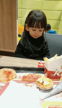 |搞笑GIF段子:看看大妈级别的新娘和伴娘,果然是另一番风味哈