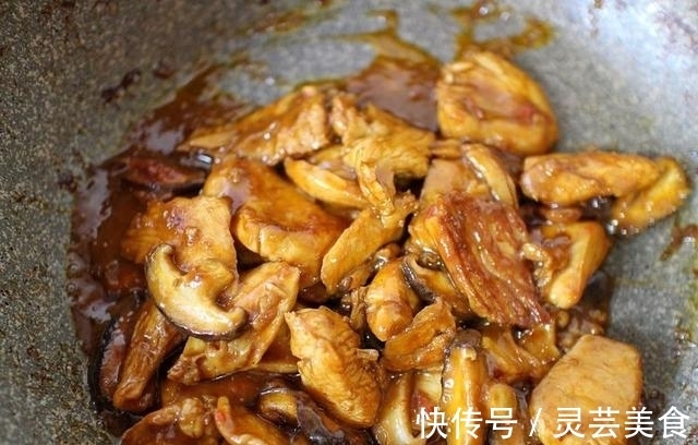 蒸鱼豉油|只会水煮鸡胸肉？加点蚝油配香菇，鲜嫩还下饭