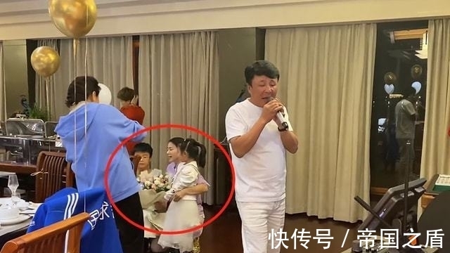 生日宴会|王楠43岁生日宴现场曝光，抱一双儿女亲热合影，老公献唱却受冷落