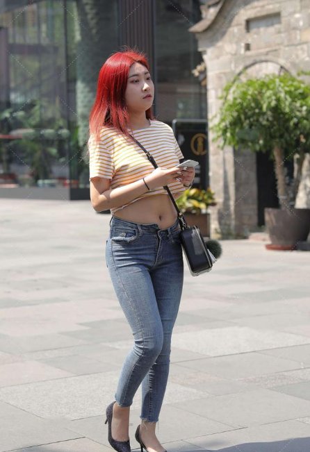 短款条纹图案上衣，搭配简单牛仔裤，塑造轻松减龄的休闲穿搭