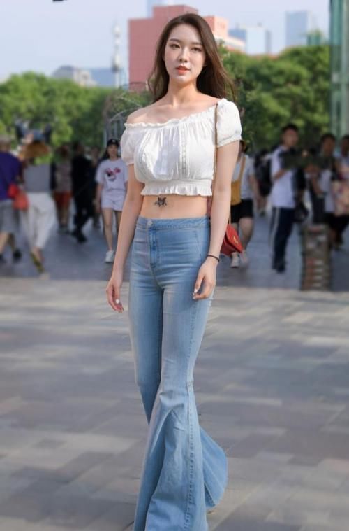 小妹妹|像这样穿着牛仔喇叭裤,时尚雅致又洒脱,让你的气质更显大方自信