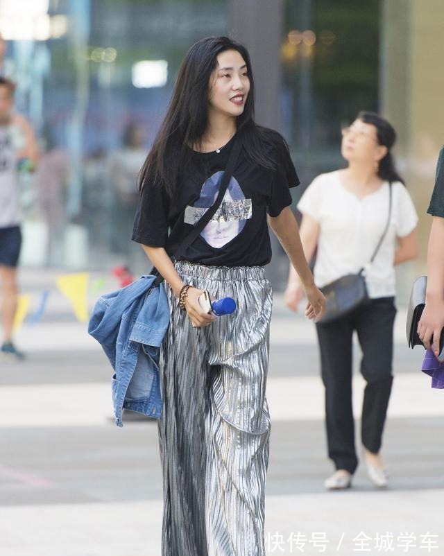 短裤 打底裤才是穿搭主角,修身的版型凸显身材,真佩服她!