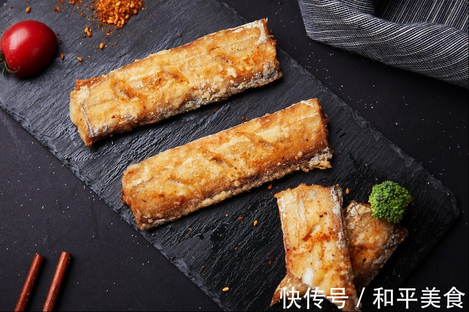 炸带鱼|炸带鱼用面粉还是淀粉酒店大厨教你一招，带鱼外焦里嫩还不腥