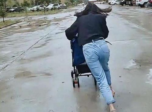 婴儿车|爸爸带娃已成历史,小姨带娃才让人哭笑不得!网友:太现实了