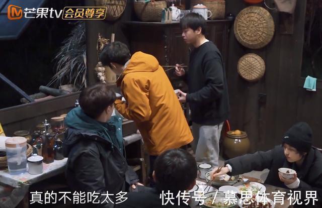 自律多可怕?面对美食诱惑,彭昱畅吃了4碗半米饭,张艺兴?半碗