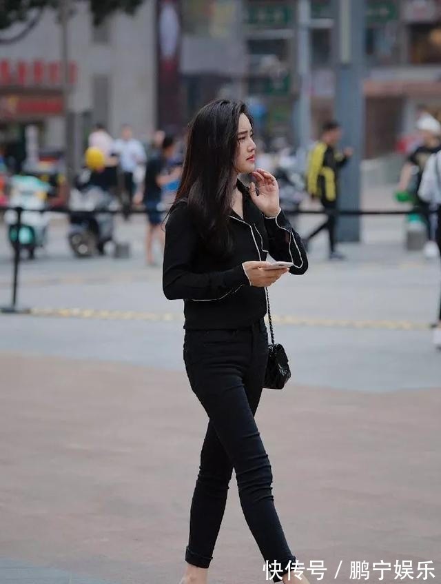 小姐姐 美女脚上踩着一双一字带的透明高跟凉鞋,让她看上去更加的有魅力