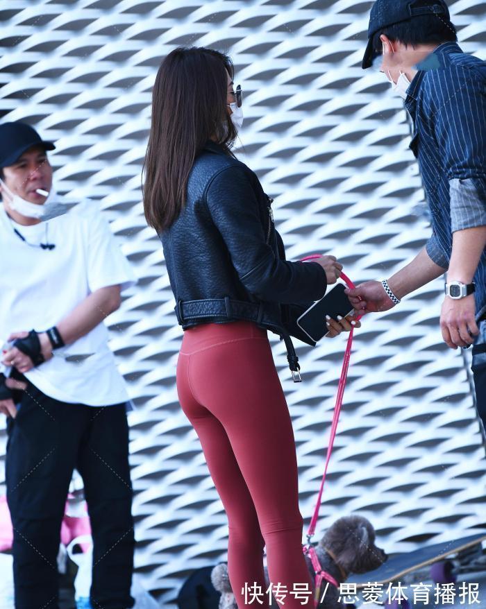 色泽 棕红色瑜伽裤搭配黑色皮夹克,时尚洋气,彰显休闲运动范