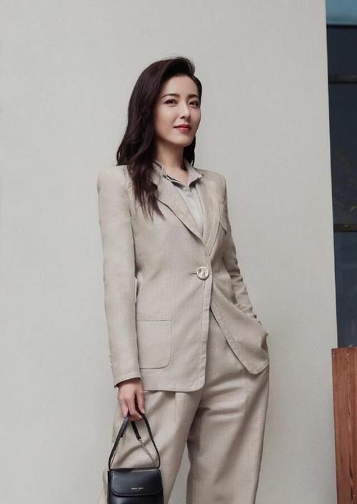 曾黎 真懂搭配技巧，拼接款风衣点缀蓝色花边，时尚减龄御姐范十足