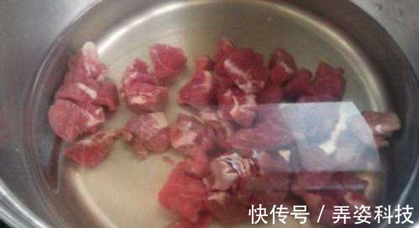 为什么牛肉越焯水越“脏” 老厨师说 你肯定是忘了加“它”