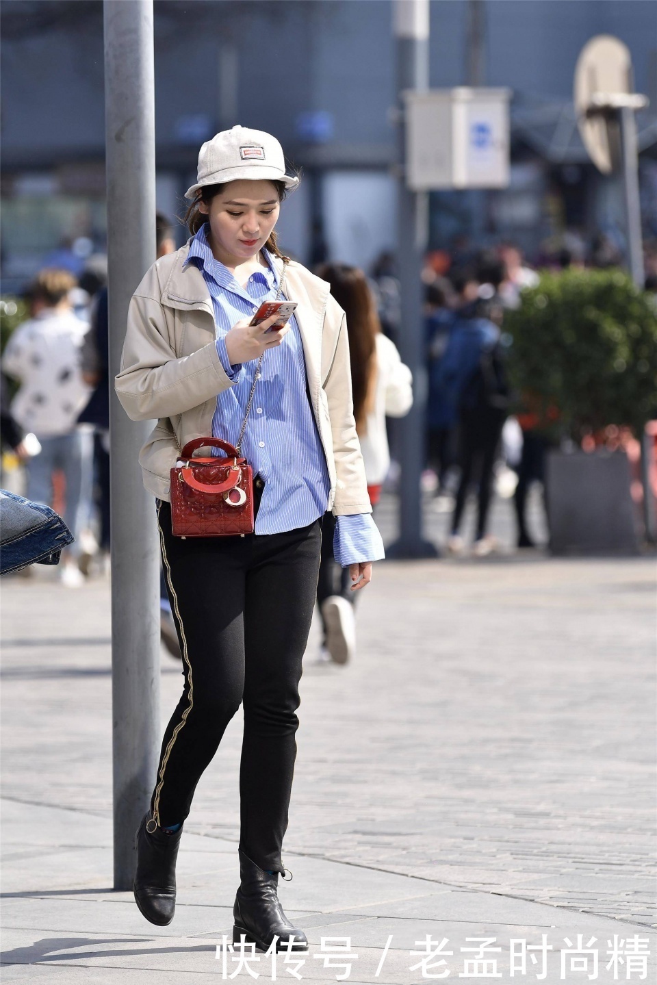 街拍:小姐姐深蓝色的花筒裙,走在街上成了焦点!