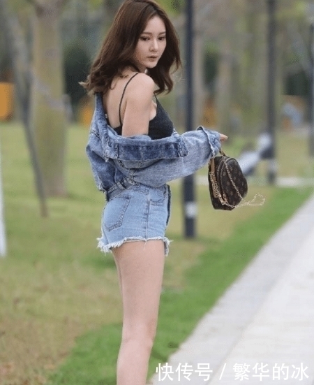 大长腿|街拍 小美女一双大长腿, 搭配宫风荷叶边灯笼套筒，完美